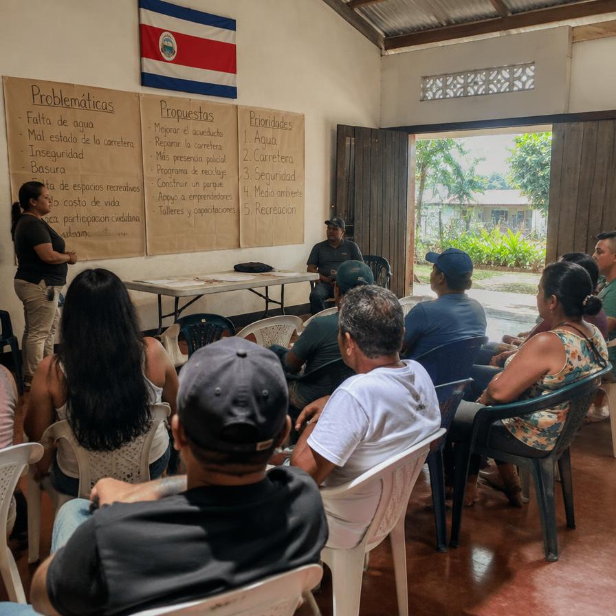 Asamblea en el salón comunal